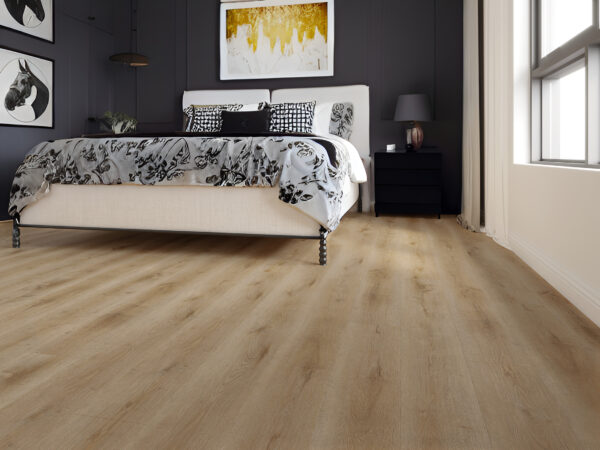 Albendo, vloeren specialist - Een moderne slaapkamer heeft Plak PVC Natural Smoked - Dryback LV2501P vloeren, een wit bed met zwart en wit beddengoed, donkere accentmuren, abstracte kunst, een zwart nachtkastje met een lamp en grote ramen voor natuurlijk licht.