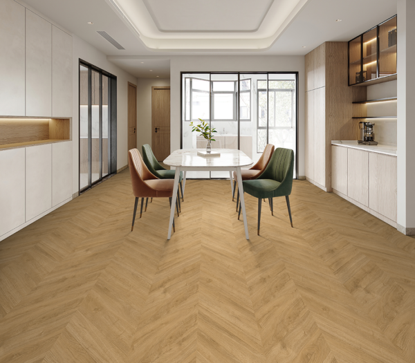 Albendo, vloeren specialist - Een lichte, minimalistische eetkamer heeft een Plak PVC Hongaarse punt naturel - Dryback LV3701H visgraatvloer, een witte tafel, vier kleurrijke stoelen, grote ramen, ingebouwde planken en rechts een compact keukengedeelte.