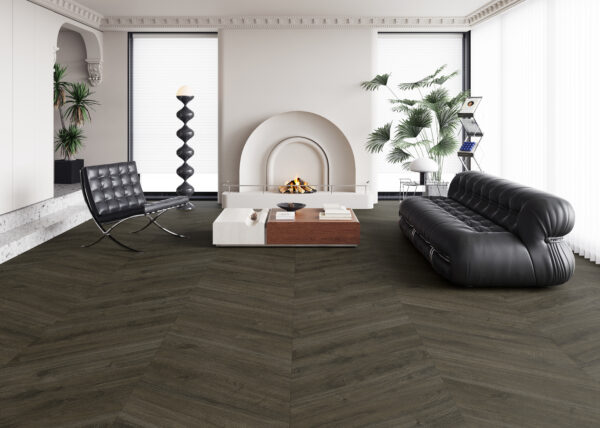 Albendo, vloeren specialist - Moderne woonkamer met Plak PVC Hongaarse punt Grond - Drayback LV3706H visgraatvloer, zwarte leren bank en stoel, lage witte salontafel, gewelfde open haard, hoog beeldhouwwerk, planten en grote ramen met transparante gordijnen.