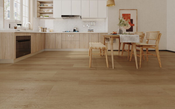 Albendo, vloeren specialist - Moderne keuken en eethoek met Plak PVC Summerfield Naturel - Dryback LV6700P vloeren, lichthouten kasten, witte werkbladen, open planken, een eettafel voor vier personen en een groot raam aan de linkerkant voor natuurlijk licht.