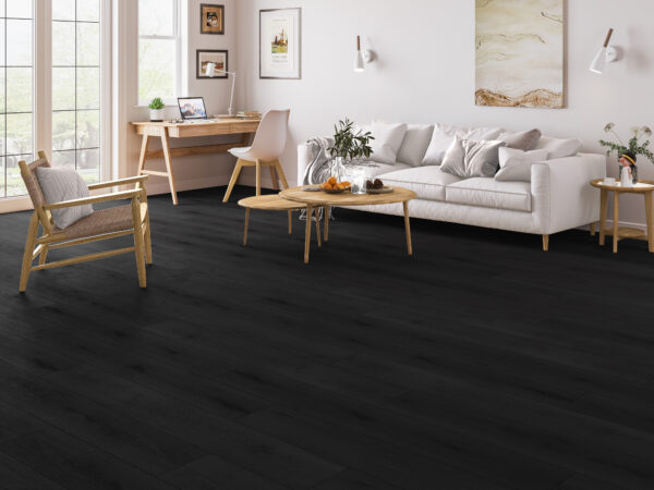 Albendo, vloeren specialist - Moderne woonkamer met Plak PVC Summerfield Charcoal (Dryback LV6701P) vloeren, lichte sofa, houten tafels en stoel, een bureau bij grote ramen, muurkunst en minimale inrichting in een lichte, luchtige ruimte.