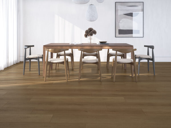 Albendo, vloeren specialist - Moderne eetkamer met een houten tafel, zes stoelen, witte muren, abstracte kunst, hanglampen en een vaas met droogbloemen. De Plak PVC Summerfield Cinnamon - Dryback LV6702P vloer voegt warmte toe. Natuurlijk licht stroomt binnen via het linkerraam.