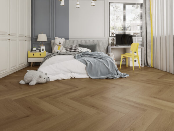 Albendo, vloeren specialist - Een gezellige kinderslaapkamer met Plak PVC Visgraat Summerfield Naturel - Dryback LV6800V visgraatvloer, een bed, knuffels, geel nachtkastje en gele stoel, een wit bureau, zachte grijs-wit-gele accenten en vensterrolgordijnen.