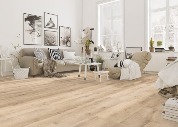 Albendo, vloeren specialist - Een lichte, moderne woonkamer met grote ramen, Laminaat Warm Grijs vloeren, neutrale meubels, zwart-wit decor, ingelijste muurkunst en veel planten voor een gezellige, luchtige sfeer.
