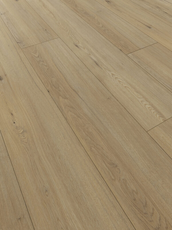 Albendo, vloeren specialist - Close-up van Laminaat XXl Naturel Natuur met lichtbruine vloerdelen met een natuurlijke nerf, een gladde matte afwerking en strak in elkaar passende horizontale planken.