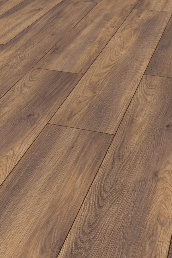 Albendo, vloeren specialist - Close-up van Waterbestendig Laminaat Bruin Eiken met bruine houten vloerdelen met natuurlijke houtnerfstructuur en subtiele kleurvariaties, gerangschikt in een verspringend patroon.
