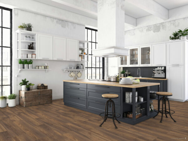 Albendo, vloeren specialist - Moderne keuken met grote ramen, witte kasten, een donkergrijs eiland met houten aanrechtblad, twee industriële krukjes, planten en accessoires. De ruimte is licht met natuurlijk licht en heeft Waterbestendig Laminaat Bruin Eiken vloeren.