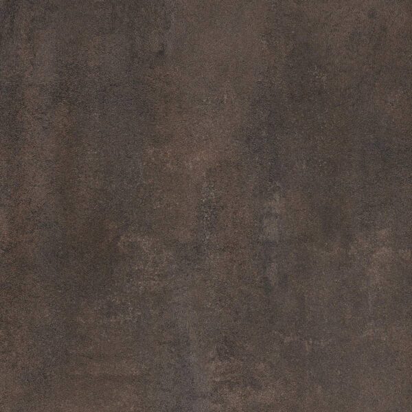 Albendo, vloeren specialist - Een close-up van Laminaat Rusty Stone onthult een gestructureerd donkerbruin oppervlak met subtiele kleurvariaties die doen denken aan verroest metaal of verweerde steen.