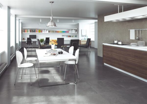 Albendo, vloeren specialist - Moderne, open keuken en eethoek met strakke meubels, een witte tafel en stoelen, houten kasten, boekenplanken, twee werkplekken en lichte Nexus Antraciet Mat 90x90cm vloer-/wandtegels voor een ruimtelijk gevoel.