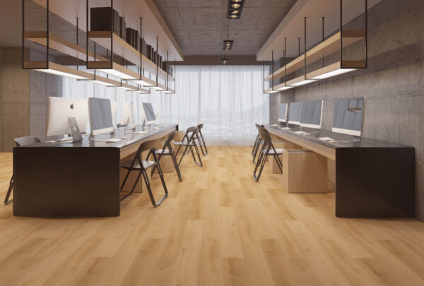 Albendo, vloeren specialist - Modern kantoor met twee rijen bureaus, iMac-computers, zwarte stoelen, hanglampen, betonnen muren, grote ramen met transparante gordijnen die licht binnenlaten en Click PVC 5900 (Rigid Click) Prestige Oak Naturel vloeren.