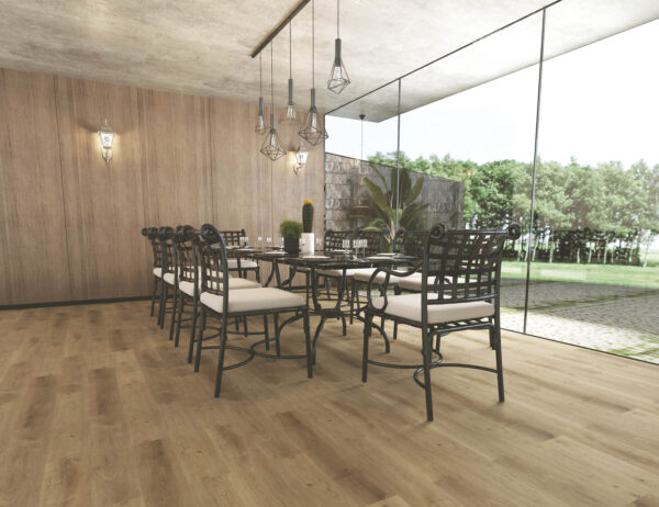 Albendo, vloeren specialist - Een moderne eetkamer met een lange glazen tafel, zwarte metalen stoelen met witte kussens, wanden met houten panelen in Click PVC 5900 (Rigid Click) Prestige Oak Naturel, hanglampen en ramen van vloer tot plafond met uitzicht op groen.