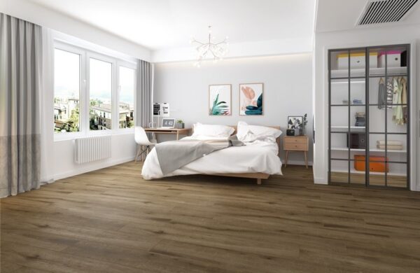 Albendo, vloeren specialist - De lichte slaapkamer is voorzien van een groot bed, bureau, stoel, kledingkast met glazen deur, houten 5100 (harde klik) Natural Oak Dark vloer, twee ingelijste kunstwerken boven het bed en grote ramen met grijze gordijnen die natuurlijk licht binnenlaten.