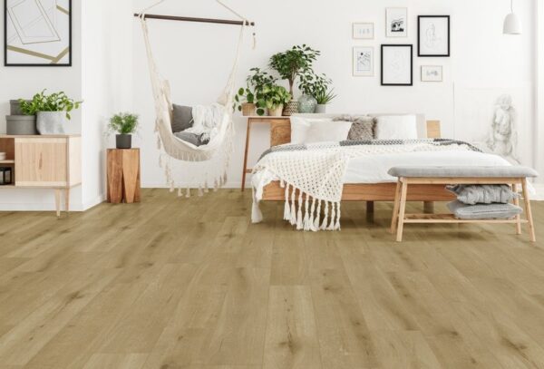 Albendo, vloeren specialist - Een moderne, gezellige slaapkamer is voorzien van een vloer van 5100 (harde klik) Natuurlijk Eiken Donker, een houten bed met witte dekens, een hangmatstoel, planten, muurkunst en een bank. De minimalistische inrichting benadrukt natuurlijke elementen.