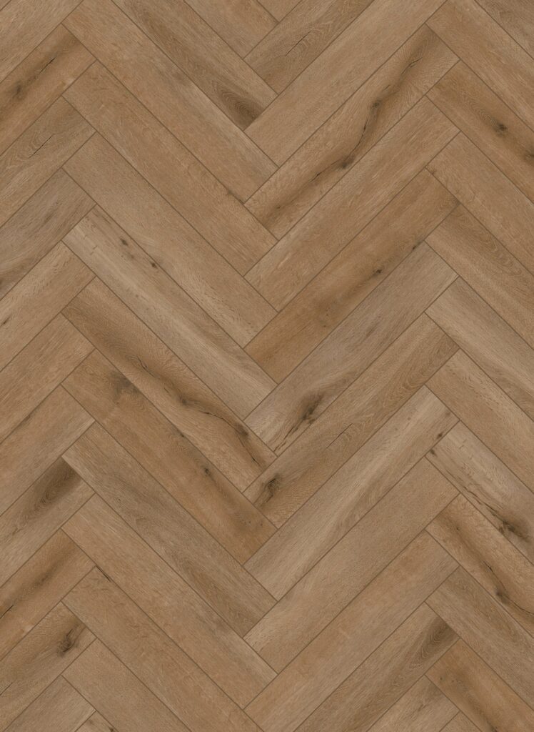 Albendo, vloeren specialist - Een close-up van Click Visgraat 5200 (harde klik) Natuurlijk Eiken Donker, met lichtbruine houten planken in een klassiek visgraatpatroon dat de natuurlijke houtnerf en textuur benadrukt.