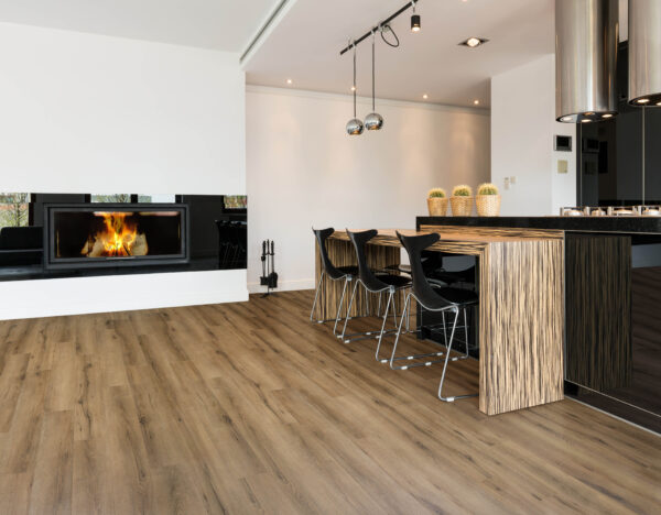 Albendo, vloeren specialist - Moderne keuken en eethoek met Click PVC 5601 (harde klik) gerookt eiken naturel vloer, een rij zwarte stoelen bij een eiland met gestreepte houten lambrisering, twee hanglampen en een hedendaagse open haard tegen een witte muur.