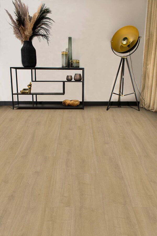 Albendo, vloeren specialist - Een moderne kamer met een Click PVC 7100 (Rigid Click) lichthouten vloer, een zwarte console met vazen, een kleine gouden leeuw en een rustieke driepootlamp naast beige gordijnen.