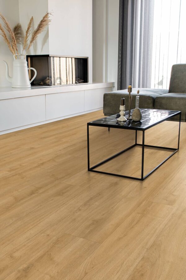 Albendo, vloeren specialist - Moderne woonkamer met Click PVC 7100 (Rigid Click) kalkvloer, zwarte glazen salontafel met metalen frame, groene sofa, witte ingebouwde kast, decoratieve vazen en kaarsen, open haard en hoge transparante gordijnen die natuurlijk licht binnenlaten.