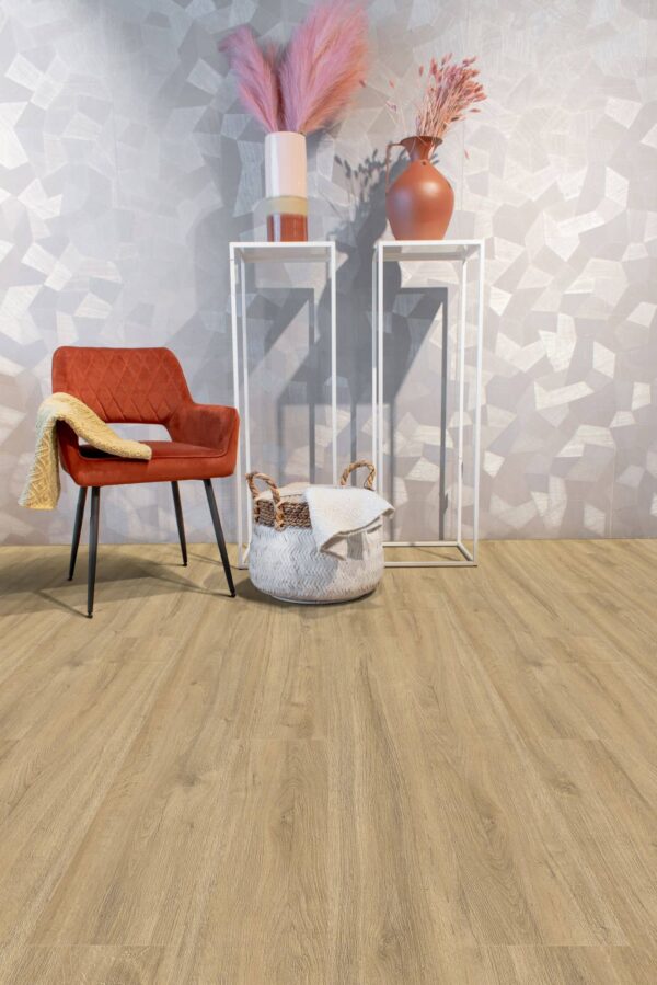 Albendo, vloeren specialist - Een moderne kamer heeft een geometrische lichtgrijze muur, een verbrande oranje stoel met gele plaid, een geweven mand, witte standaards met vazen met gedroogde planten, dit alles op een Click PVC 7103 (Rigid Click) Coffee vloer.