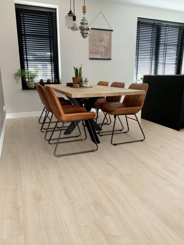 Albendo, vloeren specialist - Een moderne eetkamer met een Click PVC 7104 (Rigid Click) gerookte vloer, een rechthoekige tafel, zes bruine leren stoelen, zwarte raamgordijnen, planten in potten als decor en hanglampen boven de tafel.