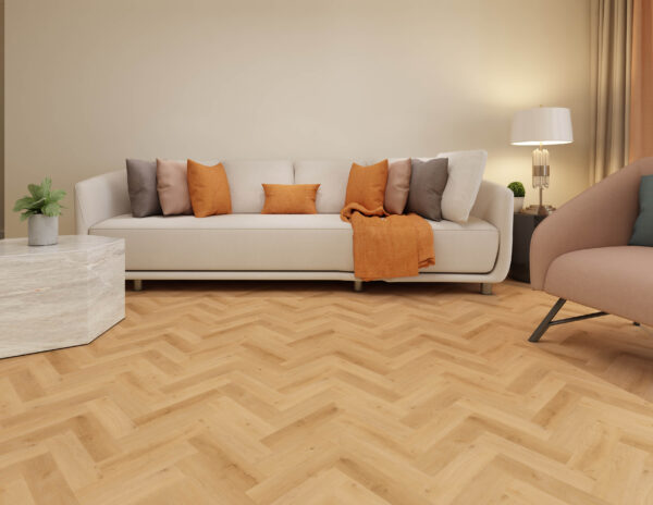 Albendo, vloeren specialist - Een woonkamer heeft een witte bank met oranje en grijze kussens, een oranje kleed, een moderne fauteuil, een marmeren salontafel, een tafellamp en een Click PVC Visgraat 5400 (Rigid Click) Prestige Oak Natural vloer.