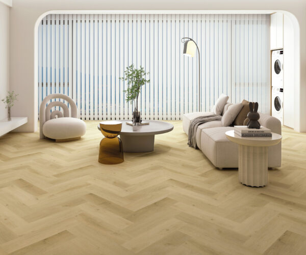 Albendo, vloeren specialist - Een moderne, minimalistische woonkamer is voorzien van Click PVC Visgraat 5401 Prestige Eik gerookt visgraatvloeren, neutraal meubilair, een ronde salontafel, planten in potten, grote ramen met verticale jaloezieën en een wasmachine/droger in de hoek.