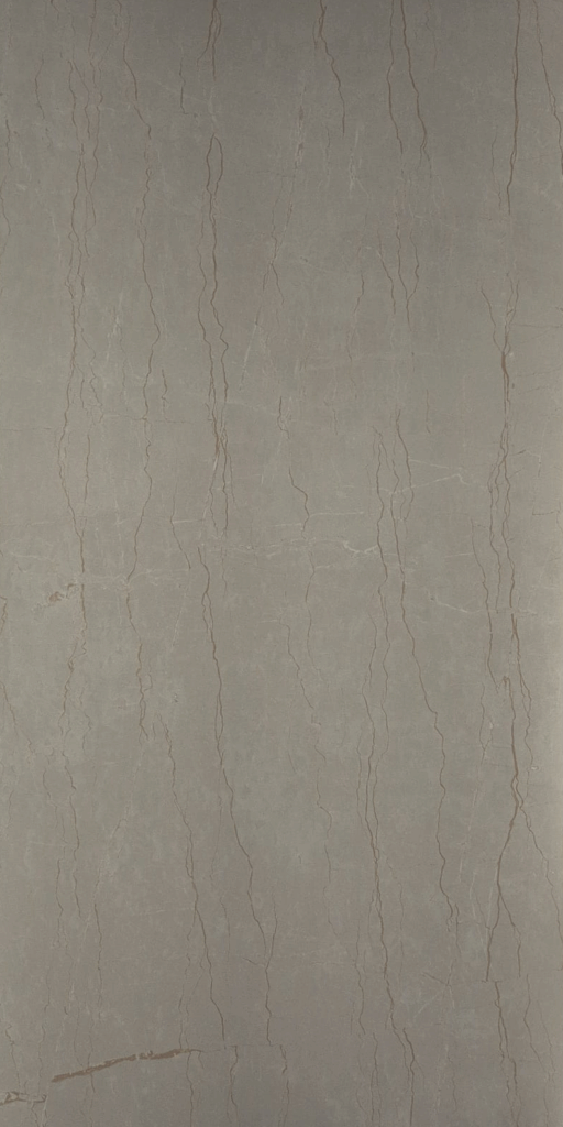 Albendo, vloeren specialist - De Vloertegel / Wandtegel Kale Calacatta Macchia 60x120cm heeft een glad, lichtgrijs oppervlak met dunne, onregelmatige beige verticale aderen die doen denken aan natuurlijk marmer of steen.