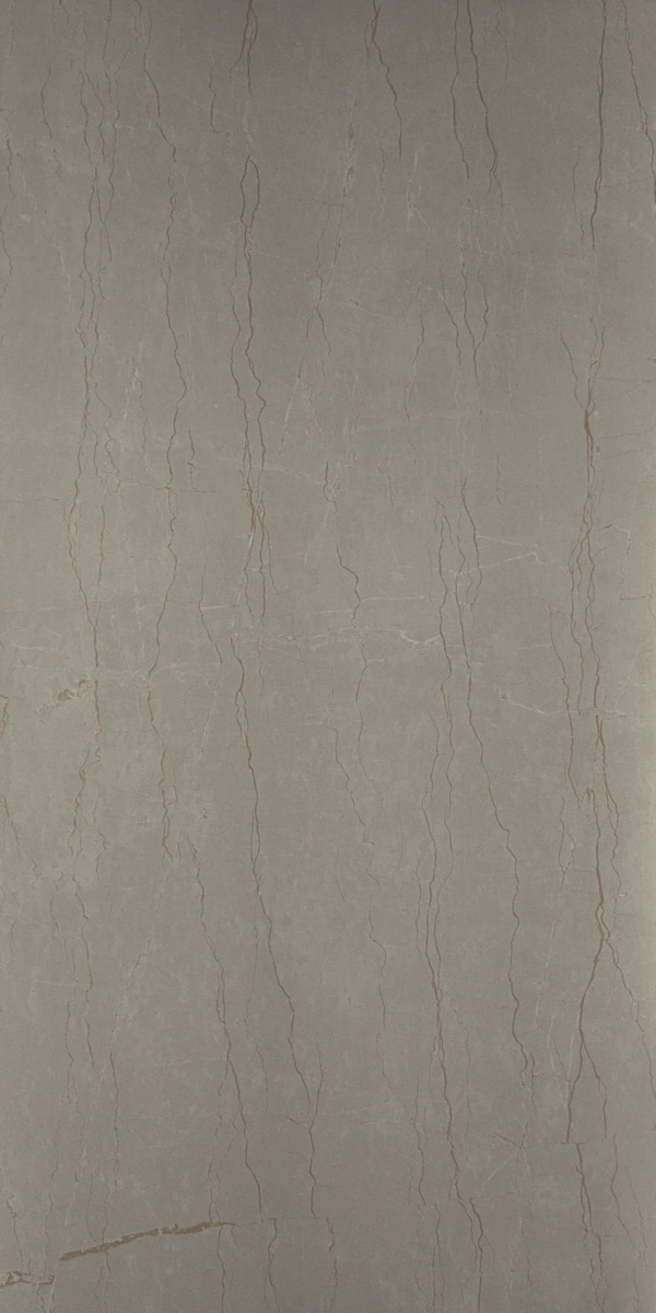 Albendo, vloeren specialist - De Vloertegel / Wandtegel Kale Calacatta Macchia 60x120cm heeft een glad, lichtgrijs oppervlak met dunne, onregelmatige beige verticale aderen die doen denken aan natuurlijk marmer of steen.
