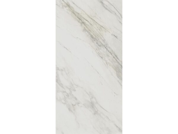 Albendo, vloeren specialist - De Vloertegel / Wandtegel Kale Apuano White 60x120cm heeft een glad, gepolijst oppervlak met subtiele diagonale grijze adering op wit marmer, en voegt een strakke en elegante touch toe aan elke ruimte.