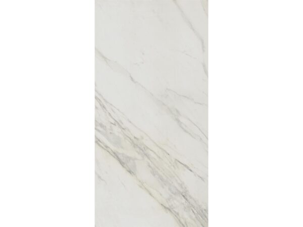 Albendo, vloeren specialist - De Vloertegel / Wandtegel Kale Apuano White 60x120cm heeft een witte marmerlook met subtiele diagonale grijze aderen, waardoor een elegante en natuurlijke uitstraling ontstaat die ideaal is voor een klassiek interieur.