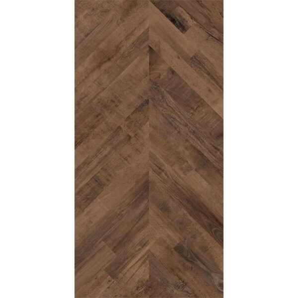 Albendo, vloeren specialist - Een close-up van Vloertegel/Wandtegel Kale Fishwood Cherry 60x120cm toont bruine tegels met chevronpatroon en gevarieerde houtnerftexturen en -tinten, die een natuurlijke, rustieke look creëren.