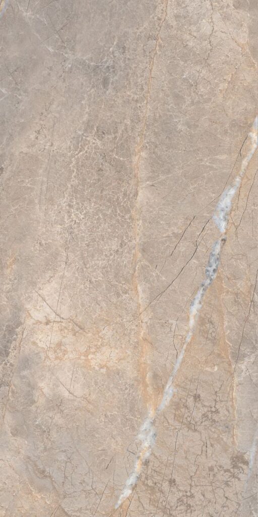 Albendo, vloeren specialist - Een close-up van de Vloertegel / Wandtegel Alanya Bruin 60x120cm (kopie) toont een beige en grijze marmeren look met natuurlijke witte, gouden en lichtbruine adering. De gladde textuur vertoont subtiele barstjes en elegante kleurvariaties.