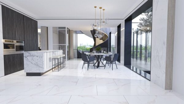 Albendo, vloeren specialist - Moderne keuken en eethoek met Bianca Calacatta 60x120cm vloer- en wandtegels, een kookeiland met barkrukken, een donkerhouten kastenwand, ronde eettafel met stoelen, grote ramen en een zwarte wenteltrap.