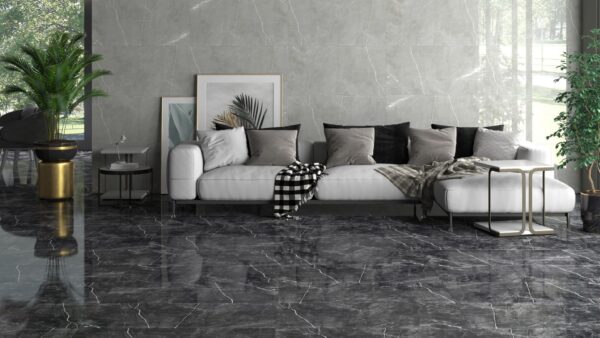 Albendo, vloeren specialist - Moderne woonkamer met de Vloertegel / Wandtegel Manavgat Antra 60x120cm tegel op de vloer, met een witte bank, verschillende kussens, zwart en wit gooi, ingelijste kunst tegen een grijs marmeren muur, en groene planten bij zonverlichte ramen.