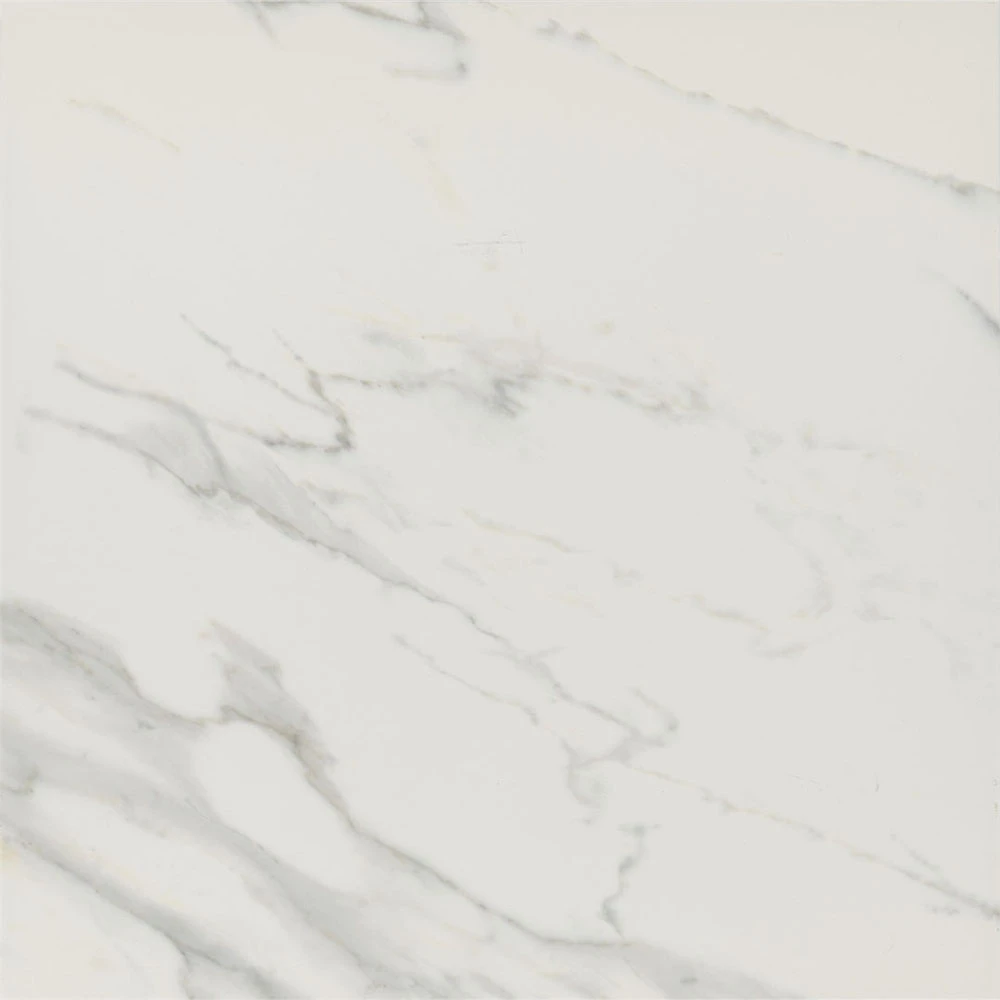 Albendo, vloeren specialist - De Vloertegel / Wandtegel Kale Calacatta Wit 60x60cm heeft een gladde, gepolijste witte marmeren look met lichtgrijze adering en subtiele diagonale natuurlijke patronen.