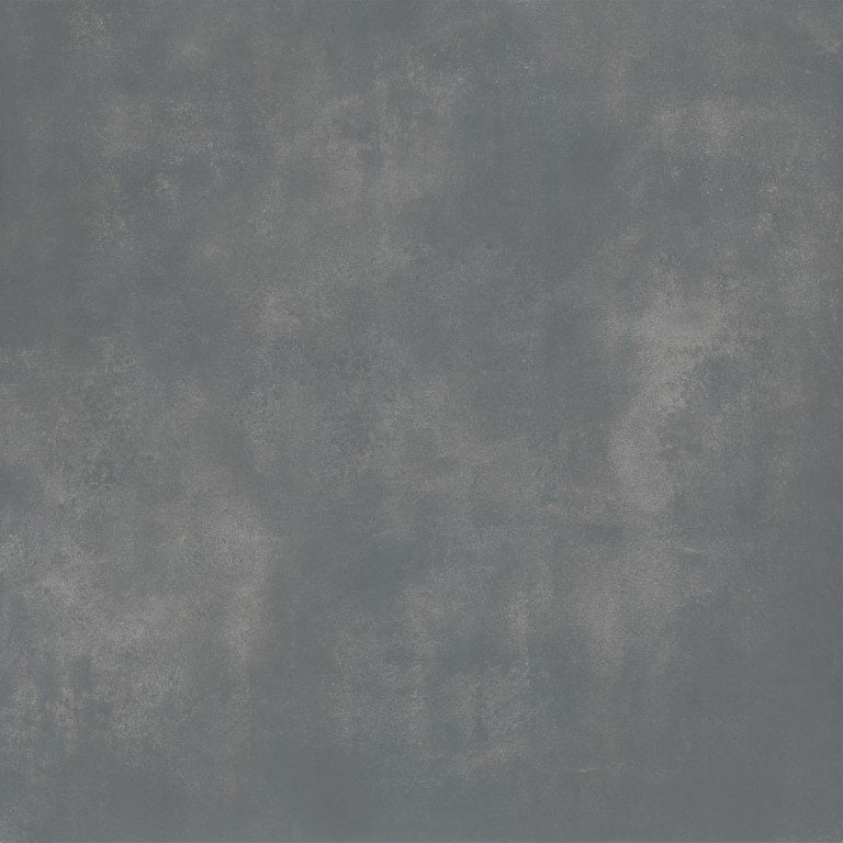 Albendo, vloeren specialist - De Vloertegel/Wandtegel Kale Mediterrane Dark Grey Mat 60x60cm heeft een gestructureerd, gevlekt oppervlak in grijze en blauwe tinten, dat doet denken aan steen of beton met subtiele variaties en een licht verweerde look.